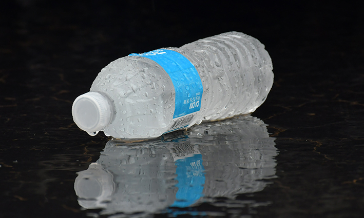 beber agua de un botellín de plástico