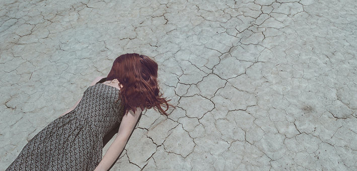 mujer con anemia tumbada en el suelo