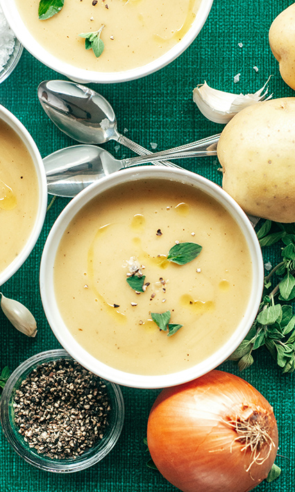 tazón de crema de cebolla sobre tapete verde para la cocina de verano tardío