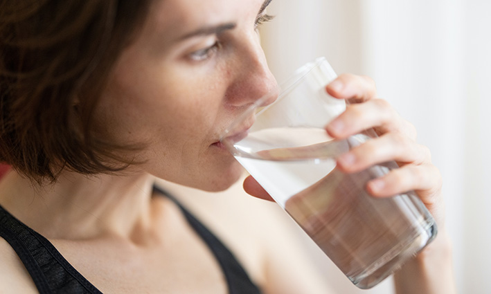 beber agua para hidratarte en verano