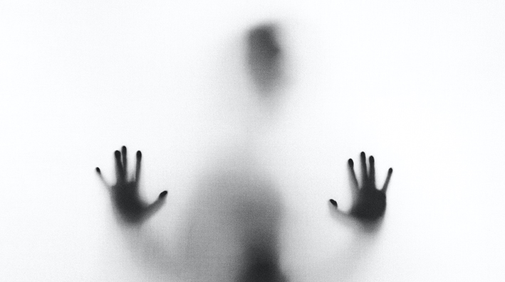 silueta de manos con depresión sobre fondo blanco 