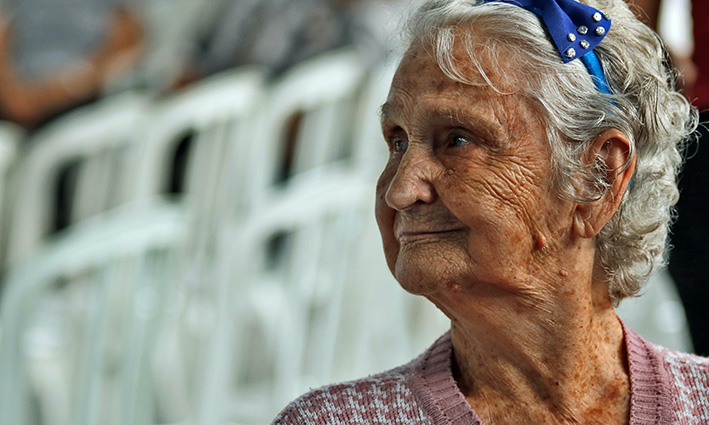 mujer mirando a lo lejos sin ninguna prevención del Alzheimer