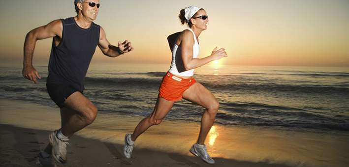 personas corriendo para fijar la vitamina B12