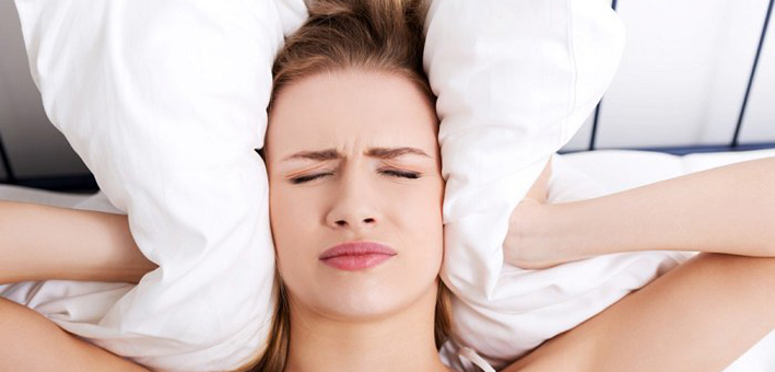 dolor cabeza entre la almohada