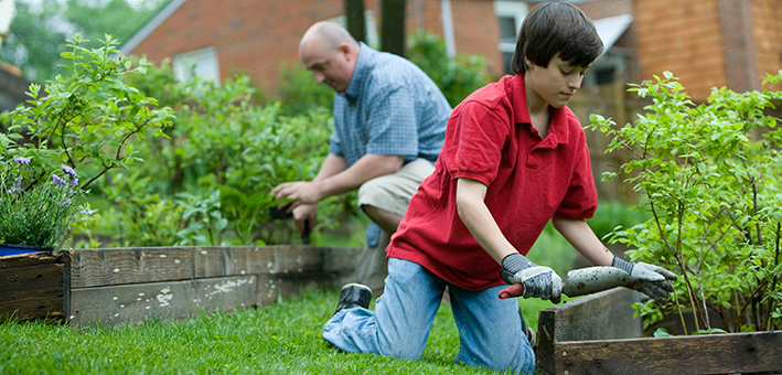 chico cultivando en el jardín para una alimentación consciente