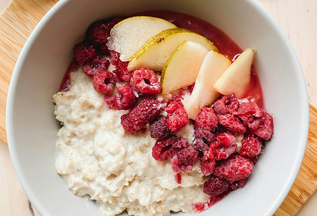 desayunos de primavera con porridge, manzana y frutos rojos