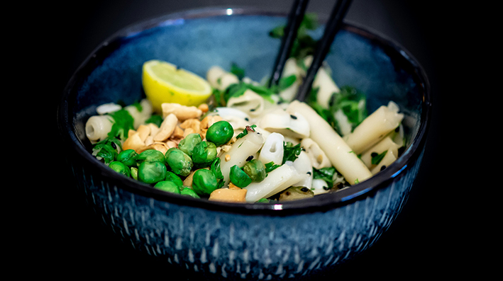 Guisantes verdes con tofu dentro de bol azul en las recetas de verano
