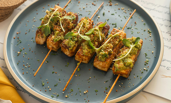 brochetas de tempeh de soja macerado y brotes verdes