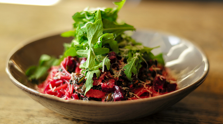 ensalada de remolacha de otoño con zanahorias y rucula 