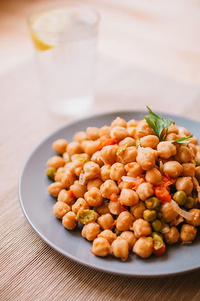 plato de ensaladilla de garbanzos fuente de vitamina D 
