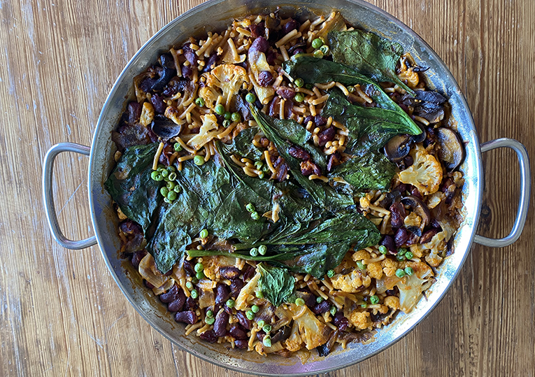 fideua con judías pintas, coliflor, guisantes y poca sal