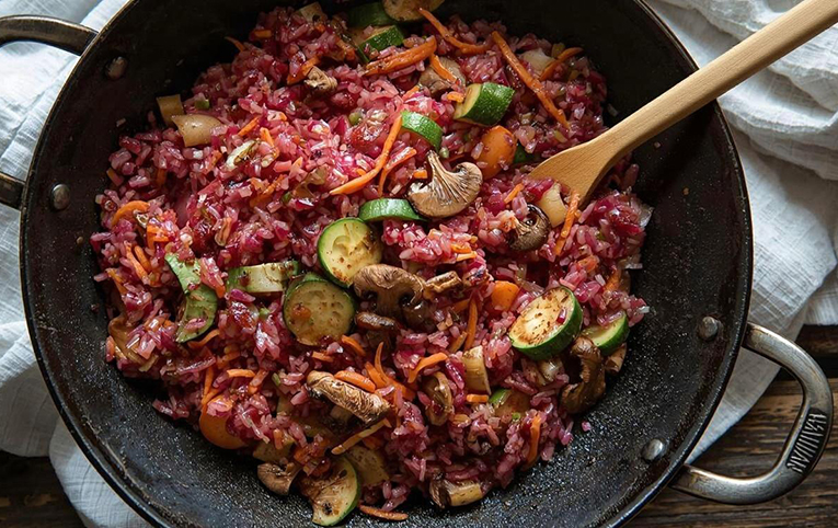 Arroz rojo al wok con calabacin, zanahorias y setas shitake