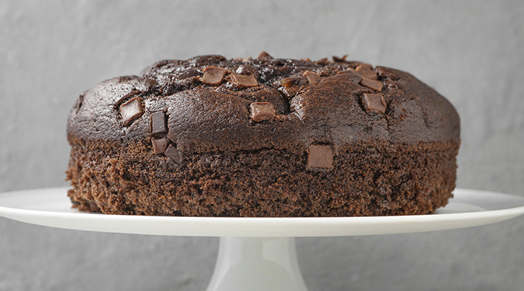 bizcocho de cacao y uvas pasas sobre plato blanco