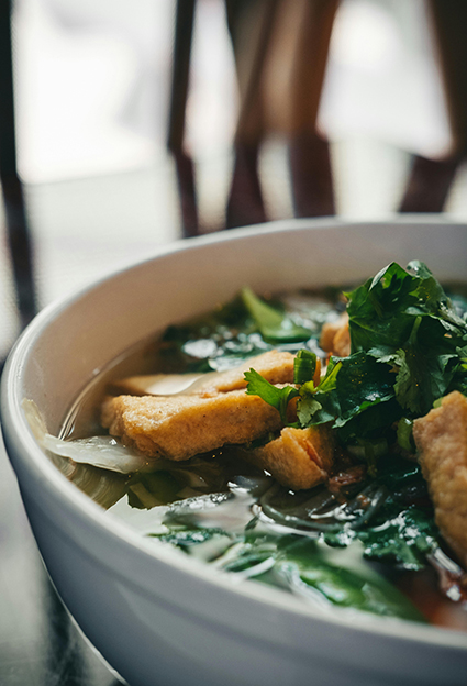 bol detox macrobiótico de verduras con caldo y tofu
