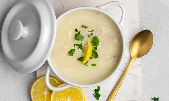 crema de cebolla en un bol blanco como menú detox macrobiótico