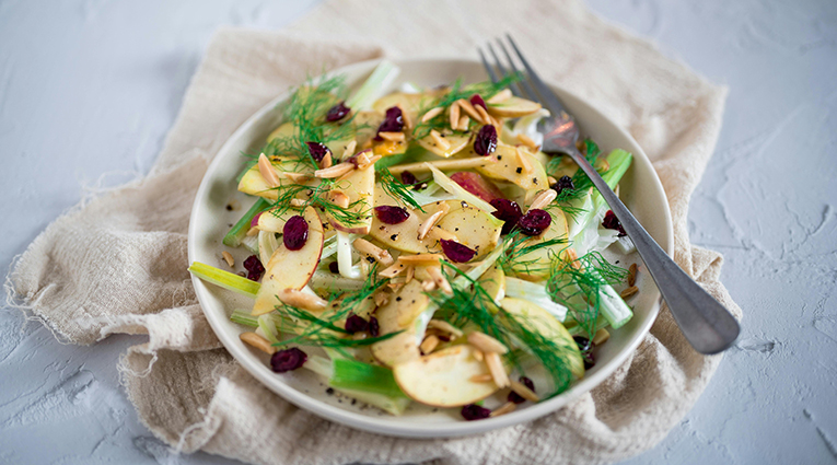 la ensalada de apio, manzana, eneldo es una receta saludables de Navidad