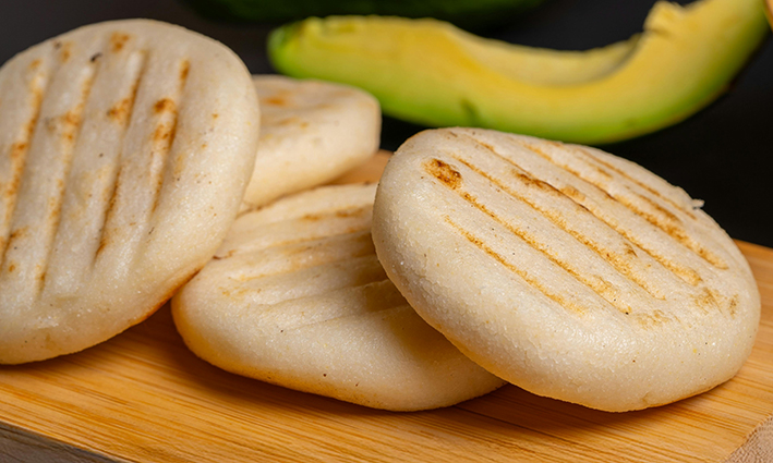 Arepas de maíz sobre tabla de madera
