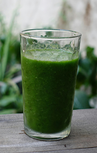 recetas de ortigas para batido verde en vaso de vidrio