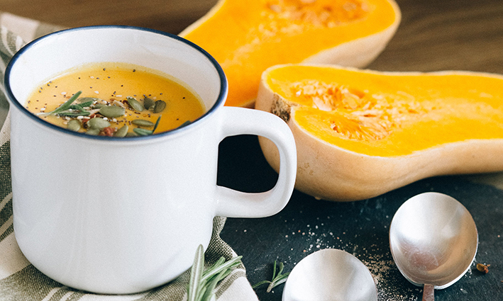 Crema de calabaza en taza blanca como menú para el eclipse solar